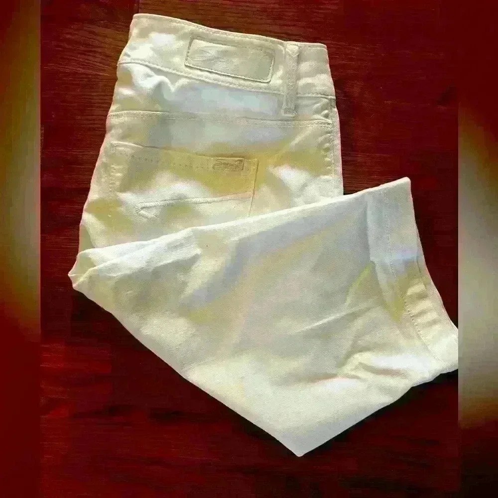 Seven white ladies Bermuda shirts size 8 excellent condition. No stains or flaws